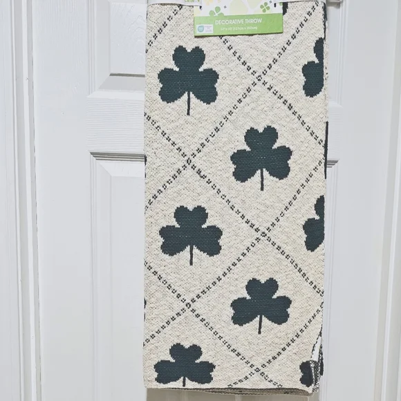 LUCKY LANE Three Leaf Clover Decorative Throw - 50" x 60" - Cream/Green - Picture 4 of 4